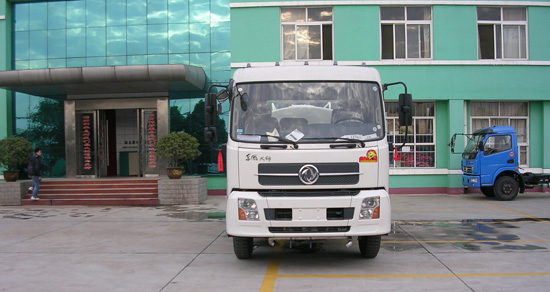 天錦8方灑水車(chē)