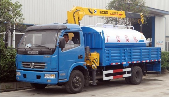 多功能灑水車(chē)帶隨車(chē)吊圖片