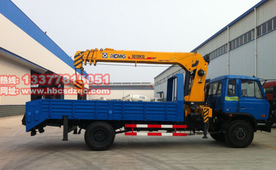隨車起重運(yùn)輸車拖挖機(jī)圖片