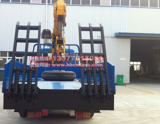 起重運(yùn)輸車帶拖挖機(jī)圖片