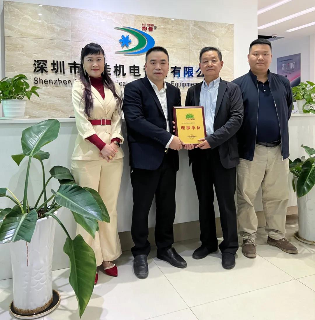 【協(xié)會(huì )動(dòng)態(tài)】深圳市農產(chǎn)品國際流通協(xié)會(huì )會(huì )長(cháng)王昌龍為新入會(huì )企業(yè)授牌
